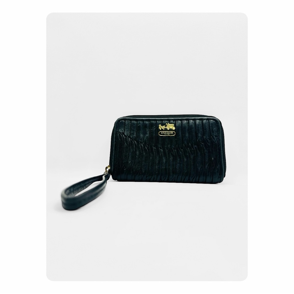 β
Coach Madison Gathered Twist Pleated Leather Wallet / Wristlet - Black/Gold β
- Picture 14 of 14